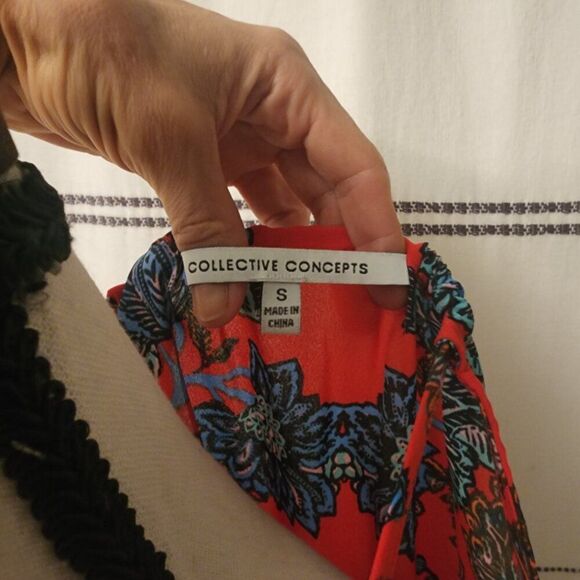 Collective Concepts Crepe Keyhole Halter Top, Size Small - Picture 4 of 6